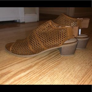 Tan American eagle strap sandals with heel